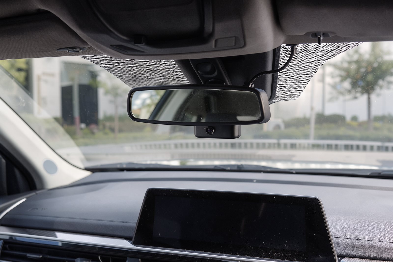 Symbolbild einer unauffällig hinter dem Innenspiegel montierten Dashcam