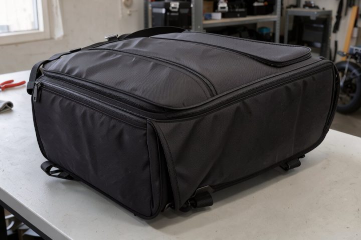 Symbolbild einer erweiterbaren Motorrad-Hecktasche auf einer Werkbank