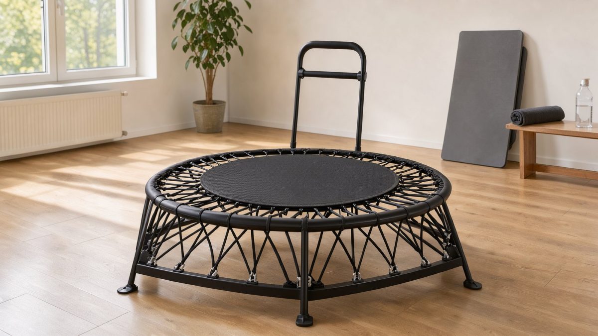 Symbolbild eines runden Fitness-Trampolins mit Bungee-Seilen und Haltegriff